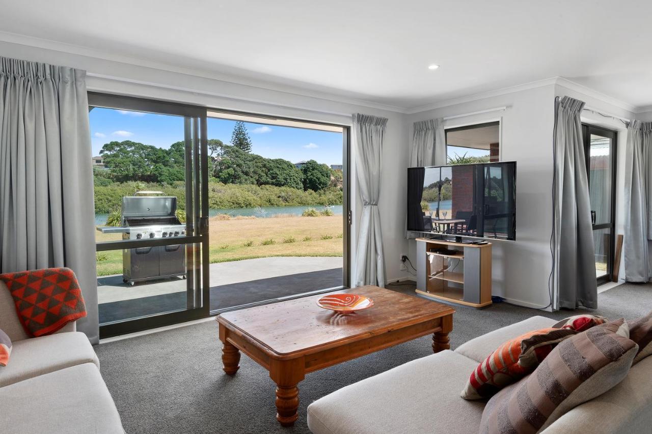 The Waterfront Ruakaka - Ruakaka Holiday Home Extérieur photo